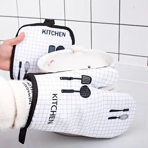 Two-Piece Set of Microwave Oven Baking Gloves